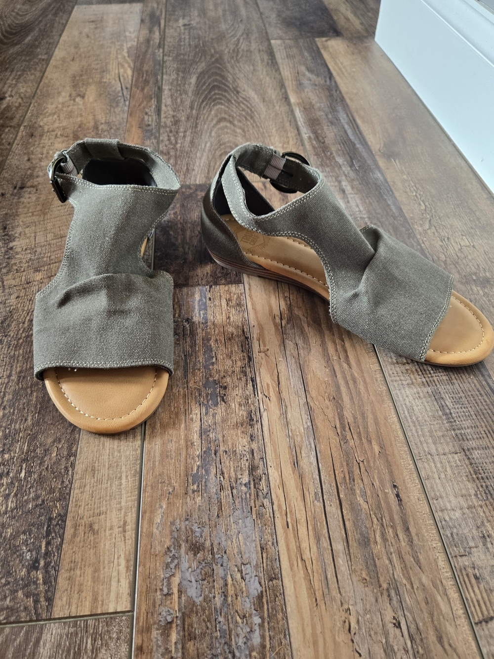 True Craft TC-Camella Olive Green Linen Fabric Ankle Strap Sandals Size 8.5 M